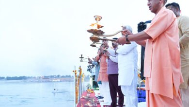 प्रयागराज के संगम क्षेत्र में गंगा दशहरा के अवसर पर मुख्यमंत्री योगी आदित्यनाथ ने फ्लोटिंग जेटी पर भव्य गंगा आरती का शुभारंभ किया। अब प्रतिदिन शाम श्रद्धालुओं और पर्यटकों को संगम तट पर दिव्य आरती का अनुभव मिलेगा। इस दौरान प्रयागराज मेला प्राधिकरण की नई वेबसाइट का भी लोकार्पण किया गया, जिसमें धार्मिक आयोजनों, स्नान तिथियों, सुविधाओं और संपर्क जानकारी सहित संगम क्षेत्र की सभी महत्वपूर्ण जानकारियां उपलब्ध रहेंगी।