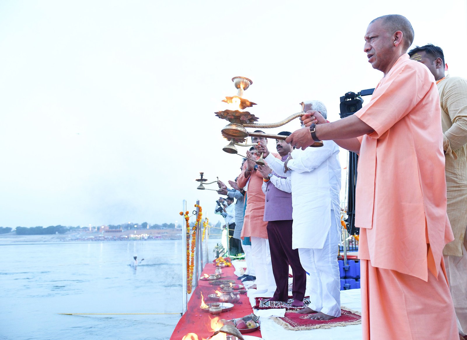 प्रयागराज के संगम क्षेत्र में गंगा दशहरा के अवसर पर मुख्यमंत्री योगी आदित्यनाथ ने फ्लोटिंग जेटी पर भव्य गंगा आरती का शुभारंभ किया। अब प्रतिदिन शाम श्रद्धालुओं और पर्यटकों को संगम तट पर दिव्य आरती का अनुभव मिलेगा। इस दौरान प्रयागराज मेला प्राधिकरण की नई वेबसाइट का भी लोकार्पण किया गया, जिसमें धार्मिक आयोजनों, स्नान तिथियों, सुविधाओं और संपर्क जानकारी सहित संगम क्षेत्र की सभी महत्वपूर्ण जानकारियां उपलब्ध रहेंगी।