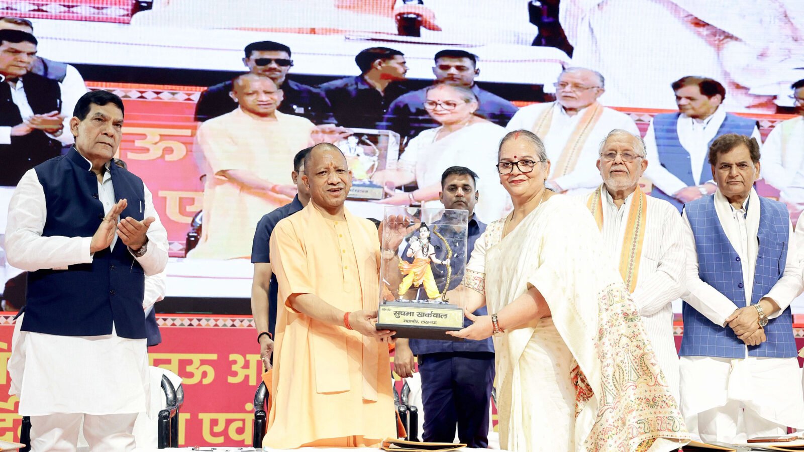 लखनऊ में नगर निगम के तीन वर्ष पूर्ण होने पर मुख्यमंत्री योगी आदित्यनाथ ने 413 करोड़ रुपये की 342 विकास परियोजनाओं का लोकार्पण एवं शिलान्यास किया। उन्होंने स्वच्छता, विकास और ऊर्जा संकट पर जनता से सहयोग की अपील करते हुए कहा कि जनता का पैसा केवल जनहित में खर्च होगा। सीएम ने विपक्ष पर नकारात्मक राजनीति का आरोप लगाया और कहा कि डबल इंजन सरकार हर समस्या का समाधान निकालने के लिए प्रतिबद्ध है। कार्यक्रम में कई मंत्री, जनप्रतिनिधि और अधिकारी मौजूद रहे।