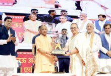 लखनऊ में नगर निगम के तीन वर्ष पूर्ण होने पर मुख्यमंत्री योगी आदित्यनाथ ने 413 करोड़ रुपये की 342 विकास परियोजनाओं का लोकार्पण एवं शिलान्यास किया। उन्होंने स्वच्छता, विकास और ऊर्जा संकट पर जनता से सहयोग की अपील करते हुए कहा कि जनता का पैसा केवल जनहित में खर्च होगा। सीएम ने विपक्ष पर नकारात्मक राजनीति का आरोप लगाया और कहा कि डबल इंजन सरकार हर समस्या का समाधान निकालने के लिए प्रतिबद्ध है। कार्यक्रम में कई मंत्री, जनप्रतिनिधि और अधिकारी मौजूद रहे।