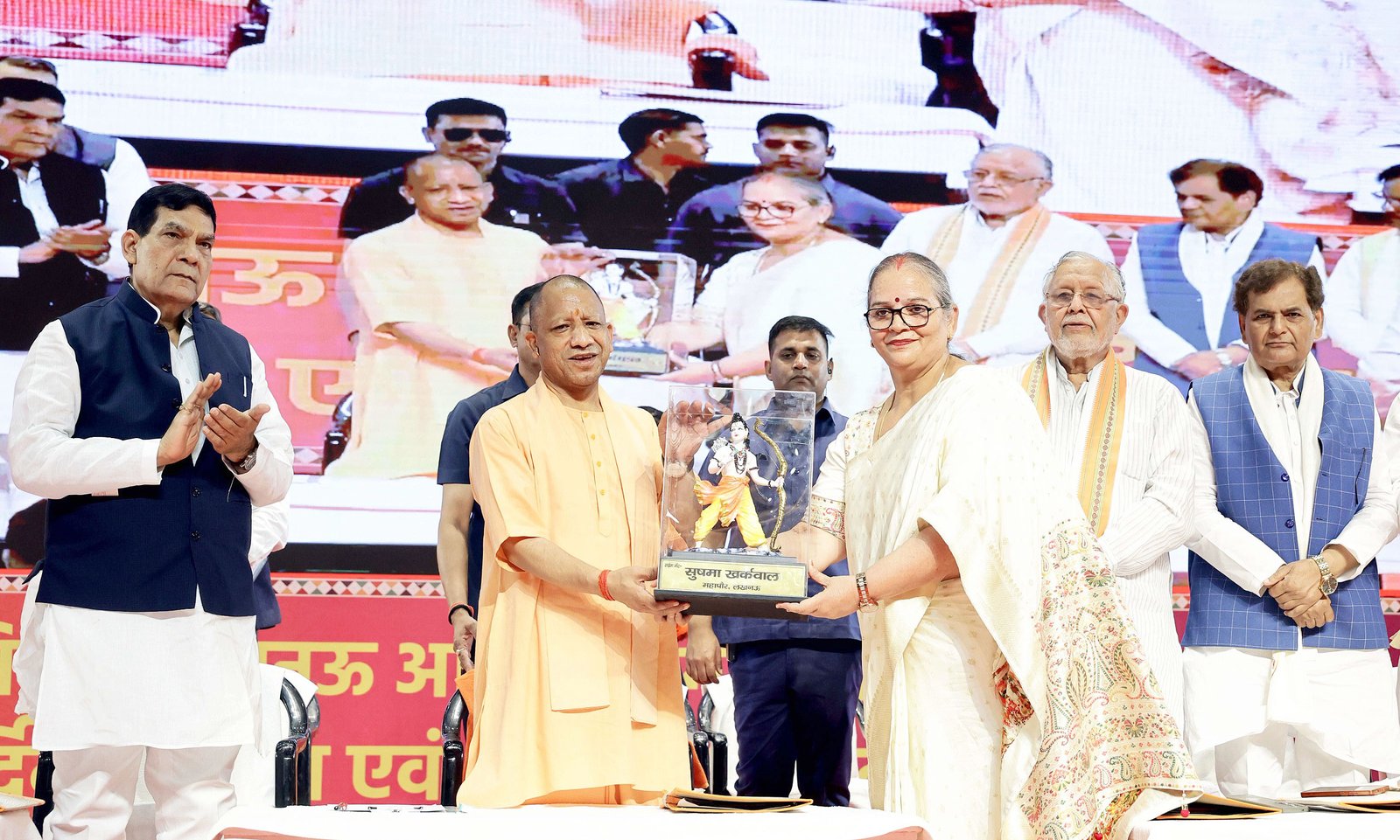 लखनऊ में नगर निगम के तीन वर्ष पूर्ण होने पर मुख्यमंत्री योगी आदित्यनाथ ने 413 करोड़ रुपये की 342 विकास परियोजनाओं का लोकार्पण एवं शिलान्यास किया। उन्होंने स्वच्छता, विकास और ऊर्जा संकट पर जनता से सहयोग की अपील करते हुए कहा कि जनता का पैसा केवल जनहित में खर्च होगा। सीएम ने विपक्ष पर नकारात्मक राजनीति का आरोप लगाया और कहा कि डबल इंजन सरकार हर समस्या का समाधान निकालने के लिए प्रतिबद्ध है। कार्यक्रम में कई मंत्री, जनप्रतिनिधि और अधिकारी मौजूद रहे।