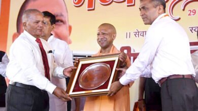 उत्तर प्रदेश के मुख्यमंत्री योगी आदित्यनाथ ने मऊ के ताजोपुर गांव में ग्रामीण सैनिक हॉस्पिटल का उद्घाटन करते हुए कहा कि जन्मभूमि का ऋण चुकाना ही सच्ची देशभक्ति है। उन्होंने ब्रिगेडियर डॉ. पी.एन. सिंह द्वारा गांव में अस्पताल, नर्सिंग कॉलेज, फार्मेसी कॉलेज, आईटीआई और सैनिक पब्लिक स्कूल की स्थापना को राष्ट्र निर्माण का उत्कृष्ट उदाहरण बताया। मुख्यमंत्री ने विकसित भारत के लिए गांवों की आत्मनिर्भरता, पंच प्रण और सामाजिक एकता के महत्व पर भी बल दिया।