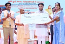 गोरखपुर में आयोजित राज्यस्तरीय शिक्षामित्र सम्मान समारोह में मुख्यमंत्री योगी आदित्यनाथ ने शिक्षामित्रों के मानदेय को ₹18,000 प्रतिमाह करने की घोषणा की। साथ ही 5 लाख रुपये का कैशलेस स्वास्थ्य बीमा, बैंक खातों के माध्यम से भुगतान और स्थानांतरण सुविधा देने की बात कही। उन्होंने पूर्व सरकारों पर नियमविरुद्ध नियुक्तियों का आरोप लगाया और शिक्षा सुधारों, निपुण भारत मिशन व आधुनिक स्कूल सुविधाओं का उल्लेख किया। मुख्यमंत्री ने शिक्षामित्रों से सकारात्मक सोच के साथ हर बच्चे को स्कूल तक पहुंचाने की अपील की।