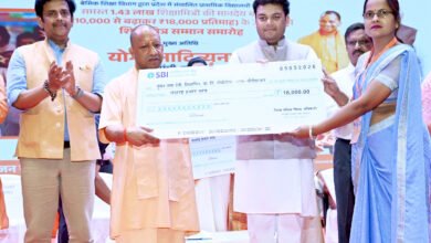 गोरखपुर में आयोजित राज्यस्तरीय शिक्षामित्र सम्मान समारोह में मुख्यमंत्री योगी आदित्यनाथ ने शिक्षामित्रों के मानदेय को ₹18,000 प्रतिमाह करने की घोषणा की। साथ ही 5 लाख रुपये का कैशलेस स्वास्थ्य बीमा, बैंक खातों के माध्यम से भुगतान और स्थानांतरण सुविधा देने की बात कही। उन्होंने पूर्व सरकारों पर नियमविरुद्ध नियुक्तियों का आरोप लगाया और शिक्षा सुधारों, निपुण भारत मिशन व आधुनिक स्कूल सुविधाओं का उल्लेख किया। मुख्यमंत्री ने शिक्षामित्रों से सकारात्मक सोच के साथ हर बच्चे को स्कूल तक पहुंचाने की अपील की।