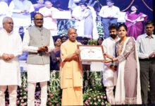 उत्तर प्रदेश में खाद्य सुरक्षा एवं औषधि प्रशासन विभाग के अंतर्गत 357 कनिष्ठ विश्लेषकों की नियुक्ति से दवा गुणवत्ता जांच प्रणाली को बड़ी मजबूती मिली है। मुख्यमंत्री योगी आदित्यनाथ ने नियुक्ति पत्र वितरित कर पारदर्शी भर्ती प्रक्रिया को रेखांकित किया। अब प्रदेश की 18 आधुनिक प्रयोगशालाएं पूर्ण क्षमता से कार्य करेंगी, जिससे दवाओं और कास्मेटिक उत्पादों की जांच में तेजी आएगी। वार्षिक परीक्षण क्षमता 12 हजार से बढ़कर 54,500 नमूनों तक पहुंचने से जनस्वास्थ्य सुरक्षा और अधिक सुदृढ़ होगी।