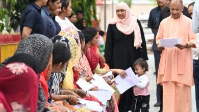 गोरखपुर में आयोजित जनता दर्शन में मुख्यमंत्री योगी आदित्यनाथ ने लोगों की समस्याएं सुनीं और गंभीर बीमारियों के इलाज के लिए आर्थिक सहायता का भरोसा दिया। उन्होंने अधिकारियों को पात्र लोगों का आयुष्मान कार्ड बनवाने और शिकायतों के समयबद्ध निस्तारण के निर्देश दिए। बच्चों से मुलाकात कर उन्हें चॉकलेट भी वितरित की।