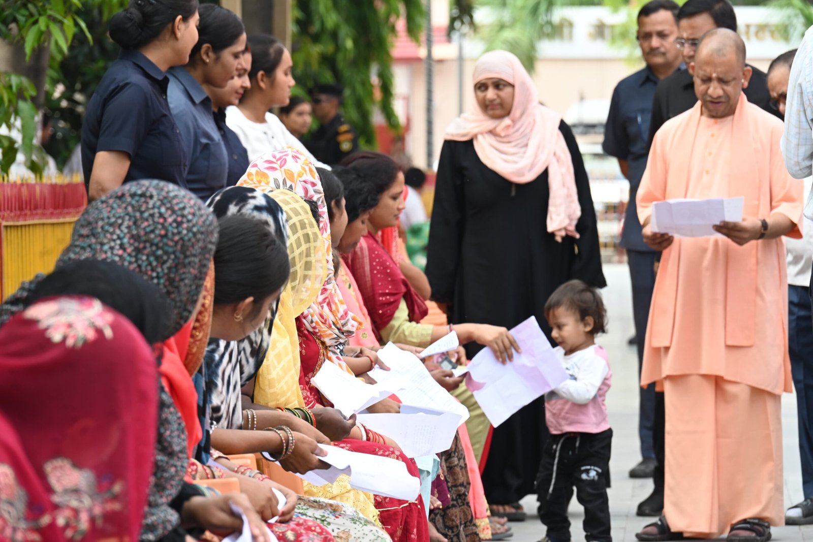 गोरखपुर में आयोजित जनता दर्शन में मुख्यमंत्री योगी आदित्यनाथ ने लोगों की समस्याएं सुनीं और गंभीर बीमारियों के इलाज के लिए आर्थिक सहायता का भरोसा दिया। उन्होंने अधिकारियों को पात्र लोगों का आयुष्मान कार्ड बनवाने और शिकायतों के समयबद्ध निस्तारण के निर्देश दिए। बच्चों से मुलाकात कर उन्हें चॉकलेट भी वितरित की।