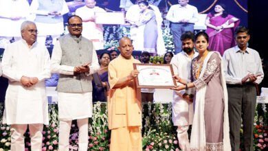 उत्तर प्रदेश में खाद्य सुरक्षा एवं औषधि प्रशासन विभाग के अंतर्गत 357 कनिष्ठ विश्लेषकों की नियुक्ति से दवा गुणवत्ता जांच प्रणाली को बड़ी मजबूती मिली है। मुख्यमंत्री योगी आदित्यनाथ ने नियुक्ति पत्र वितरित कर पारदर्शी भर्ती प्रक्रिया को रेखांकित किया। अब प्रदेश की 18 आधुनिक प्रयोगशालाएं पूर्ण क्षमता से कार्य करेंगी, जिससे दवाओं और कास्मेटिक उत्पादों की जांच में तेजी आएगी। वार्षिक परीक्षण क्षमता 12 हजार से बढ़कर 54,500 नमूनों तक पहुंचने से जनस्वास्थ्य सुरक्षा और अधिक सुदृढ़ होगी।