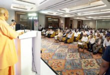 लखनऊ में आयोजित “9 डिफाइनिंग इयर्स ऑफ ट्रांसफॉर्मिंग यूपी” कॉन्क्लेव में मुख्यमंत्री Yogi Adityanath ने कहा कि पश्चिम एशिया संकट के बीच देशहित सर्वोपरि है और नागरिकों को पब्लिक ट्रांसपोर्ट, ईवी व रिन्यूएबल एनर्जी अपनानी चाहिए। उन्होंने कहा कि 2017 के बाद यूपी में कानून व्यवस्था, निवेश, रोजगार, एक्सप्रेसवे, एयरपोर्ट और एमएसएमई क्षेत्र में ऐतिहासिक बदलाव हुए हैं। मुख्यमंत्री ने दावा किया कि उत्तर प्रदेश अब बीमारू राज्य नहीं, बल्कि भारत की विकास यात्रा का प्रमुख इंजन बन चुका है।