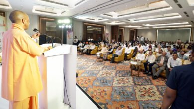लखनऊ में आयोजित “9 डिफाइनिंग इयर्स ऑफ ट्रांसफॉर्मिंग यूपी” कॉन्क्लेव में मुख्यमंत्री Yogi Adityanath ने कहा कि पश्चिम एशिया संकट के बीच देशहित सर्वोपरि है और नागरिकों को पब्लिक ट्रांसपोर्ट, ईवी व रिन्यूएबल एनर्जी अपनानी चाहिए। उन्होंने कहा कि 2017 के बाद यूपी में कानून व्यवस्था, निवेश, रोजगार, एक्सप्रेसवे, एयरपोर्ट और एमएसएमई क्षेत्र में ऐतिहासिक बदलाव हुए हैं। मुख्यमंत्री ने दावा किया कि उत्तर प्रदेश अब बीमारू राज्य नहीं, बल्कि भारत की विकास यात्रा का प्रमुख इंजन बन चुका है।