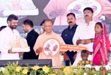 महराजगंज पहुंचे मुख्यमंत्री योगी आदित्यनाथ ने कहा कि सही जनप्रतिनिधि चुनने से विकास, सुरक्षा और रोजगार सुनिश्चित होता है, जबकि गलत वोट अराजकता और माफियावाद को बढ़ावा देता है। उन्होंने ₹208 करोड़ से अधिक की 79 परियोजनाओं का लोकार्पण एवं शिलान्यास किया और लाभार्थियों को टूलकिट, स्वीकृति पत्र व सहायता राशि वितरित की। मुख्यमंत्री ने राममंदिर, काशी विश्वनाथ धाम, इंसेफेलाइटिस नियंत्रण, सड़क नेटवर्क और सीमावर्ती क्षेत्रों के विकास को डबल इंजन सरकार की बड़ी उपलब्धि बताया।