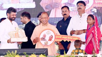 महराजगंज पहुंचे मुख्यमंत्री योगी आदित्यनाथ ने कहा कि सही जनप्रतिनिधि चुनने से विकास, सुरक्षा और रोजगार सुनिश्चित होता है, जबकि गलत वोट अराजकता और माफियावाद को बढ़ावा देता है। उन्होंने ₹208 करोड़ से अधिक की 79 परियोजनाओं का लोकार्पण एवं शिलान्यास किया और लाभार्थियों को टूलकिट, स्वीकृति पत्र व सहायता राशि वितरित की। मुख्यमंत्री ने राममंदिर, काशी विश्वनाथ धाम, इंसेफेलाइटिस नियंत्रण, सड़क नेटवर्क और सीमावर्ती क्षेत्रों के विकास को डबल इंजन सरकार की बड़ी उपलब्धि बताया।