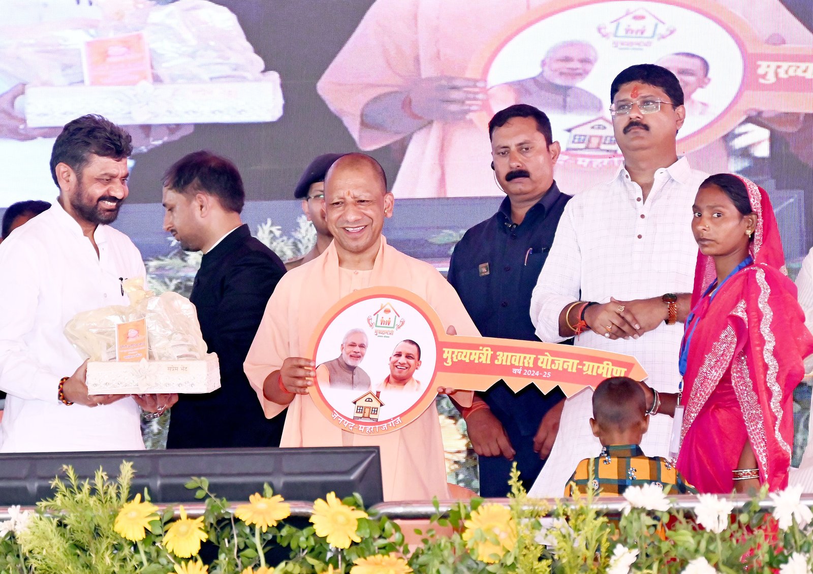 महराजगंज पहुंचे मुख्यमंत्री योगी आदित्यनाथ ने कहा कि सही जनप्रतिनिधि चुनने से विकास, सुरक्षा और रोजगार सुनिश्चित होता है, जबकि गलत वोट अराजकता और माफियावाद को बढ़ावा देता है। उन्होंने ₹208 करोड़ से अधिक की 79 परियोजनाओं का लोकार्पण एवं शिलान्यास किया और लाभार्थियों को टूलकिट, स्वीकृति पत्र व सहायता राशि वितरित की। मुख्यमंत्री ने राममंदिर, काशी विश्वनाथ धाम, इंसेफेलाइटिस नियंत्रण, सड़क नेटवर्क और सीमावर्ती क्षेत्रों के विकास को डबल इंजन सरकार की बड़ी उपलब्धि बताया।