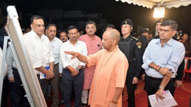 गोरखपुर में मुख्यमंत्री योगी आदित्यनाथ ने एचएन सिंह चौक से जगेसर पासी चौराहे तक बन रही सड़क चौड़ीकरण परियोजना का निरीक्षण किया। उन्होंने अधिकारियों को मानसून से पहले जलनिकासी की मजबूत व्यवस्था सुनिश्चित करने, निर्माण कार्य में तेजी लाने और जनता की आवाजाही बाधित न होने देने के निर्देश दिए। सीएम ने बिजली के तार अंडरग्राउंड करने, स्ट्रीट लाइट व्यवस्थित रखने और सुरक्षा घेरा बनाने पर भी जोर दिया। निरीक्षण के दौरान सांसद रविकिशन और अन्य जनप्रतिनिधि मौजूद रहे।