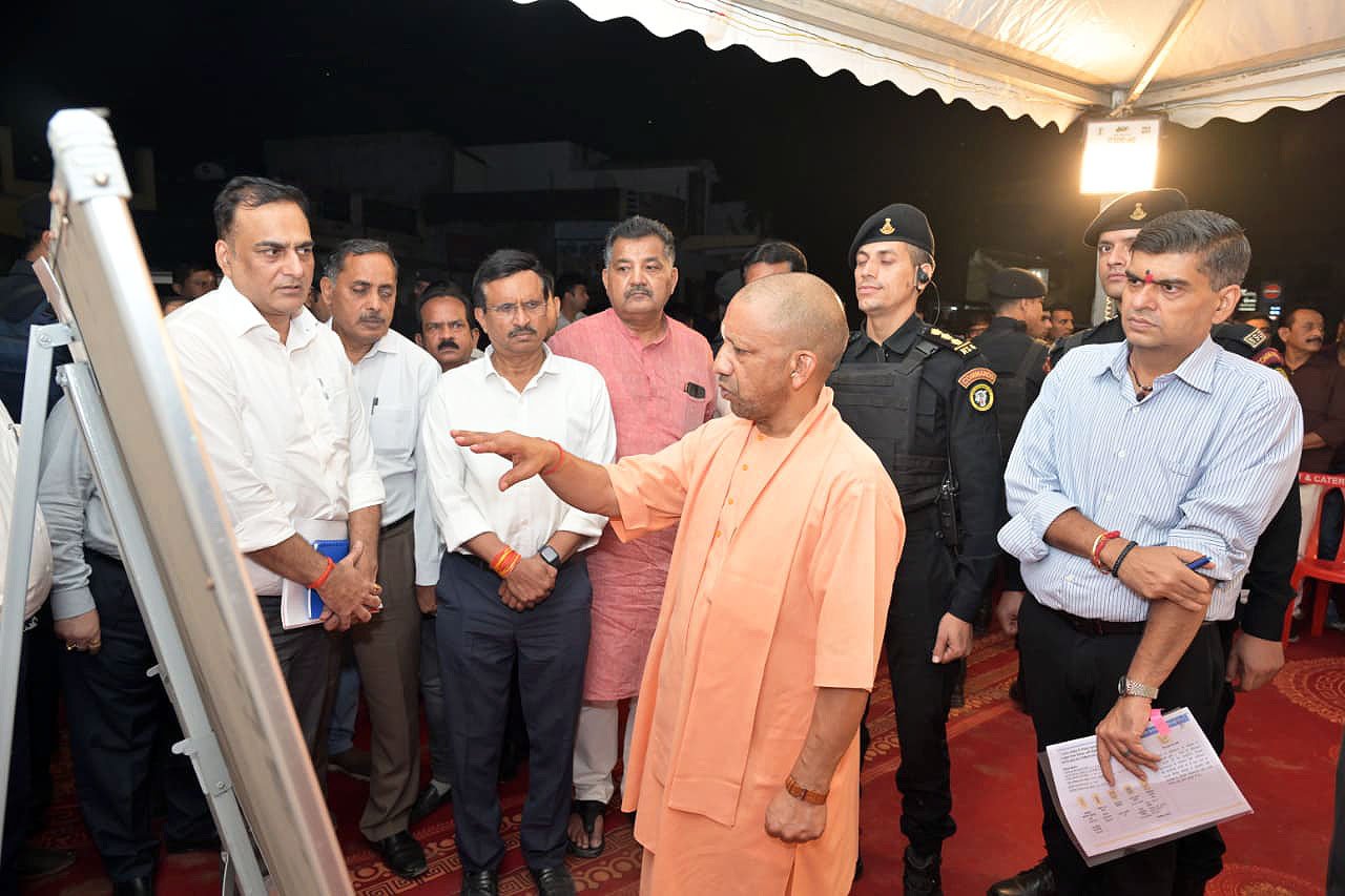 गोरखपुर में मुख्यमंत्री योगी आदित्यनाथ ने एचएन सिंह चौक से जगेसर पासी चौराहे तक बन रही सड़क चौड़ीकरण परियोजना का निरीक्षण किया। उन्होंने अधिकारियों को मानसून से पहले जलनिकासी की मजबूत व्यवस्था सुनिश्चित करने, निर्माण कार्य में तेजी लाने और जनता की आवाजाही बाधित न होने देने के निर्देश दिए। सीएम ने बिजली के तार अंडरग्राउंड करने, स्ट्रीट लाइट व्यवस्थित रखने और सुरक्षा घेरा बनाने पर भी जोर दिया। निरीक्षण के दौरान सांसद रविकिशन और अन्य जनप्रतिनिधि मौजूद रहे।