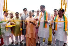 गोरखपुर में भाजपा जिला प्रशिक्षण वर्ग के उद्घाटन सत्र में मुख्यमंत्री योगी आदित्यनाथ ने विपक्षी दलों पर जमकर निशाना साधा। उन्होंने कहा कि भाजपा कार्यकर्ता को समाज में सम्मान इसलिए मिलता है क्योंकि उसके आचरण में राष्ट्रवाद और भारतीयता होती है। सीएम योगी ने कांग्रेस पर तुष्टिकरण की राजनीति का आरोप लगाते हुए भाजपा को राष्ट्र प्रथम की विचारधारा वाली पार्टी बताया। उन्होंने बूथ स्तर को पार्टी की असली ताकत बताते हुए कार्यकर्ताओं से संगठन मजबूत करने का आह्वान किया।