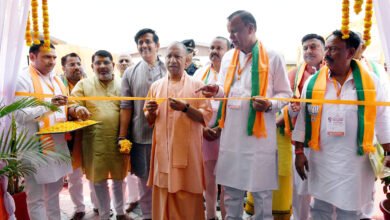 गोरखपुर में भाजपा जिला प्रशिक्षण वर्ग के उद्घाटन सत्र में मुख्यमंत्री योगी आदित्यनाथ ने विपक्षी दलों पर जमकर निशाना साधा। उन्होंने कहा कि भाजपा कार्यकर्ता को समाज में सम्मान इसलिए मिलता है क्योंकि उसके आचरण में राष्ट्रवाद और भारतीयता होती है। सीएम योगी ने कांग्रेस पर तुष्टिकरण की राजनीति का आरोप लगाते हुए भाजपा को राष्ट्र प्रथम की विचारधारा वाली पार्टी बताया। उन्होंने बूथ स्तर को पार्टी की असली ताकत बताते हुए कार्यकर्ताओं से संगठन मजबूत करने का आह्वान किया।