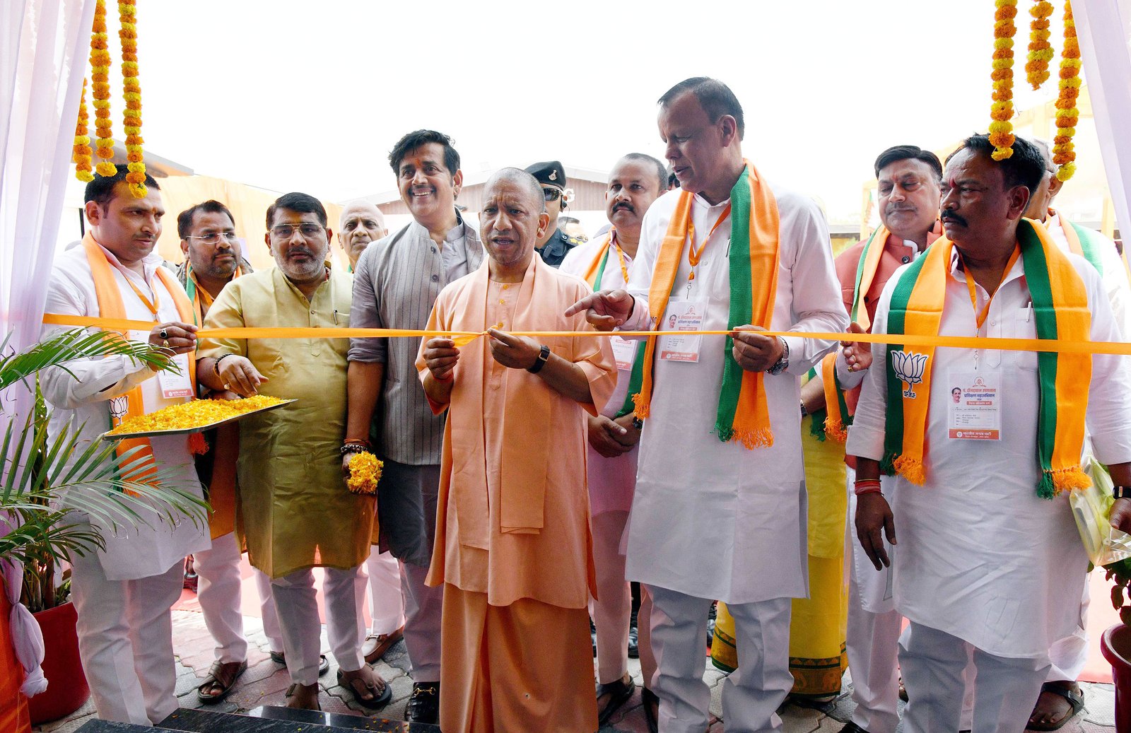 गोरखपुर में भाजपा जिला प्रशिक्षण वर्ग के उद्घाटन सत्र में मुख्यमंत्री योगी आदित्यनाथ ने विपक्षी दलों पर जमकर निशाना साधा। उन्होंने कहा कि भाजपा कार्यकर्ता को समाज में सम्मान इसलिए मिलता है क्योंकि उसके आचरण में राष्ट्रवाद और भारतीयता होती है। सीएम योगी ने कांग्रेस पर तुष्टिकरण की राजनीति का आरोप लगाते हुए भाजपा को राष्ट्र प्रथम की विचारधारा वाली पार्टी बताया। उन्होंने बूथ स्तर को पार्टी की असली ताकत बताते हुए कार्यकर्ताओं से संगठन मजबूत करने का आह्वान किया।