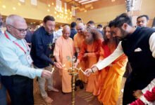 लखनऊ में आयोजित अमर उजाला के स्थापना दिवस कार्यक्रम में मुख्यमंत्री योगी आदित्यनाथ ने कानून व्यवस्था, विकास, निवेश, फेक न्यूज और सड़क पर नमाज जैसे मुद्दों पर खुलकर अपनी बात रखी। उन्होंने कहा कि पहले यूपी की पहचान कट्टा-बम, दंगे और माफिया संस्कृति थी, जबकि आज प्रदेश ब्रह्मोस मिसाइल, डिफेंस कॉरिडोर, एक्सप्रेस-वे और निवेश डेस्टिनेशन के रूप में पहचाना जा रहा है। मुख्यमंत्री ने पत्रकारिता में संवेदनशीलता और सकारात्मकता की भी आवश्यकता बताई।