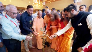 लखनऊ में आयोजित अमर उजाला के स्थापना दिवस कार्यक्रम में मुख्यमंत्री योगी आदित्यनाथ ने कानून व्यवस्था, विकास, निवेश, फेक न्यूज और सड़क पर नमाज जैसे मुद्दों पर खुलकर अपनी बात रखी। उन्होंने कहा कि पहले यूपी की पहचान कट्टा-बम, दंगे और माफिया संस्कृति थी, जबकि आज प्रदेश ब्रह्मोस मिसाइल, डिफेंस कॉरिडोर, एक्सप्रेस-वे और निवेश डेस्टिनेशन के रूप में पहचाना जा रहा है। मुख्यमंत्री ने पत्रकारिता में संवेदनशीलता और सकारात्मकता की भी आवश्यकता बताई।