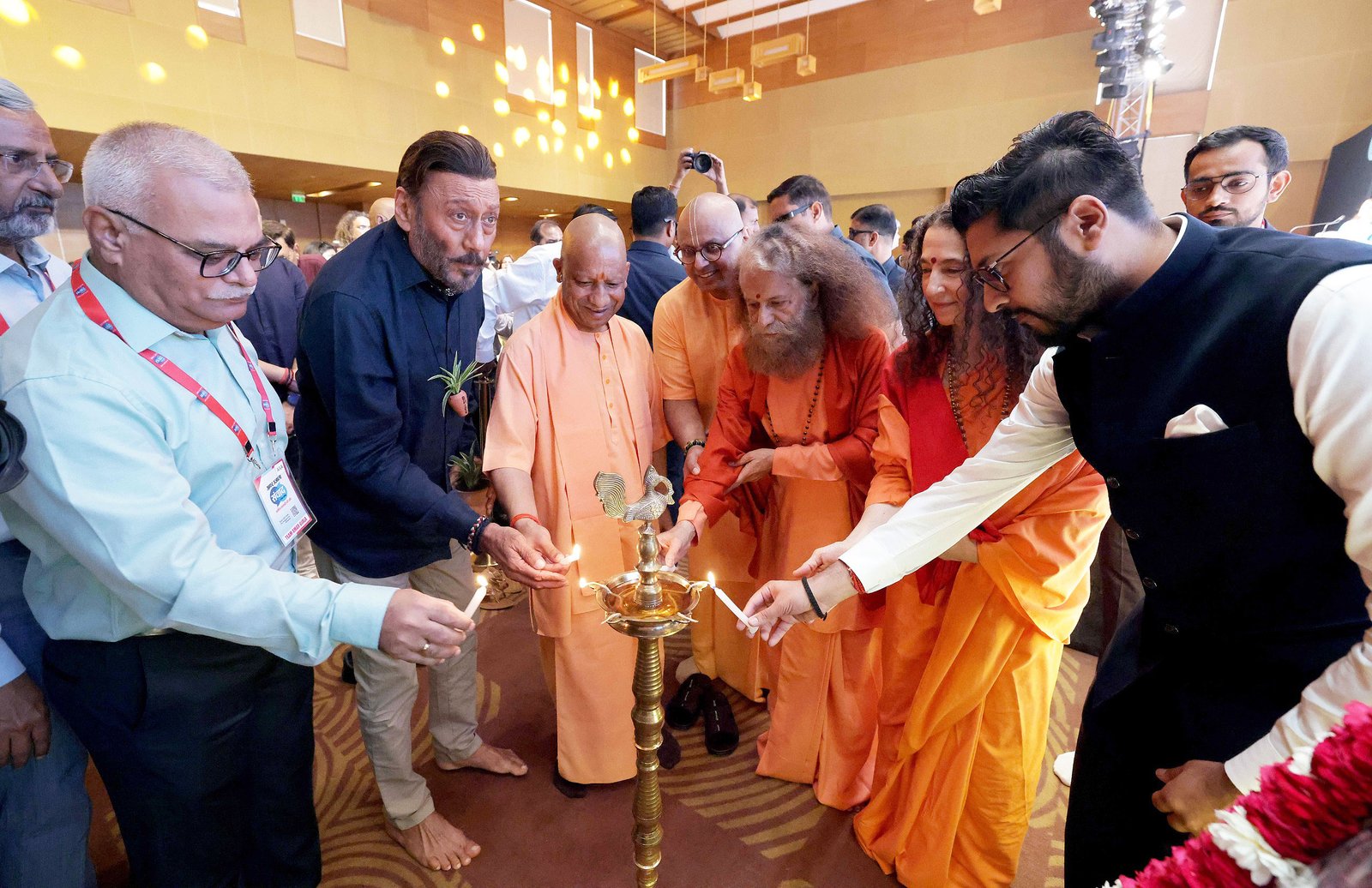 लखनऊ में आयोजित अमर उजाला के स्थापना दिवस कार्यक्रम में मुख्यमंत्री योगी आदित्यनाथ ने कानून व्यवस्था, विकास, निवेश, फेक न्यूज और सड़क पर नमाज जैसे मुद्दों पर खुलकर अपनी बात रखी। उन्होंने कहा कि पहले यूपी की पहचान कट्टा-बम, दंगे और माफिया संस्कृति थी, जबकि आज प्रदेश ब्रह्मोस मिसाइल, डिफेंस कॉरिडोर, एक्सप्रेस-वे और निवेश डेस्टिनेशन के रूप में पहचाना जा रहा है। मुख्यमंत्री ने पत्रकारिता में संवेदनशीलता और सकारात्मकता की भी आवश्यकता बताई।