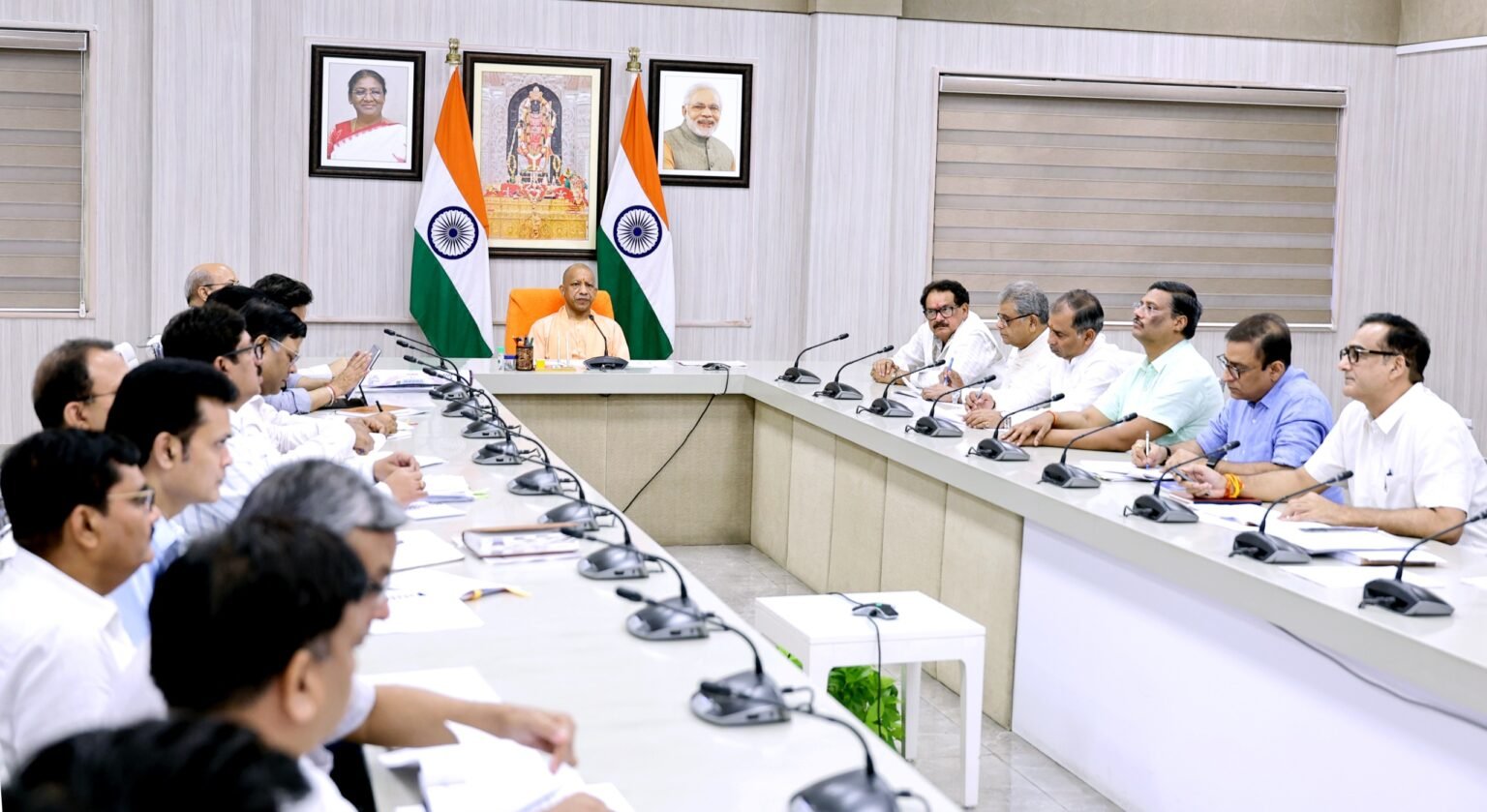 मुख्यमंत्री योगी आदित्यनाथ ने लोक निर्माण विभाग की समीक्षा बैठक में अधिकारियों को सख्त निर्देश देते हुए कहा कि विकास कार्यों में गुणवत्ता और समयबद्धता से कोई समझौता नहीं होगा। उन्होंने सड़क निर्माण में आधुनिक तकनीक अपनाने, ग्रामीण क्षेत्रों में बेहतर सड़कें बनाने और हर जिले से विकास प्रस्ताव भेजने को कहा। सीएम ने परियोजनाओं की निगरानी, जनप्रतिनिधियों की भागीदारी और ब्लॉक स्तर तक हेलीपैड निर्माण पर भी विशेष जोर दिया।