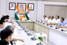 मुख्यमंत्री योगी आदित्यनाथ ने लोक निर्माण विभाग की समीक्षा बैठक में अधिकारियों को सख्त निर्देश देते हुए कहा कि विकास कार्यों में गुणवत्ता और समयबद्धता से कोई समझौता नहीं होगा। उन्होंने सड़क निर्माण में आधुनिक तकनीक अपनाने, ग्रामीण क्षेत्रों में बेहतर सड़कें बनाने और हर जिले से विकास प्रस्ताव भेजने को कहा। सीएम ने परियोजनाओं की निगरानी, जनप्रतिनिधियों की भागीदारी और ब्लॉक स्तर तक हेलीपैड निर्माण पर भी विशेष जोर दिया।