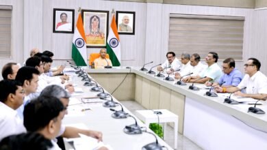 मुख्यमंत्री योगी आदित्यनाथ ने लोक निर्माण विभाग की समीक्षा बैठक में अधिकारियों को सख्त निर्देश देते हुए कहा कि विकास कार्यों में गुणवत्ता और समयबद्धता से कोई समझौता नहीं होगा। उन्होंने सड़क निर्माण में आधुनिक तकनीक अपनाने, ग्रामीण क्षेत्रों में बेहतर सड़कें बनाने और हर जिले से विकास प्रस्ताव भेजने को कहा। सीएम ने परियोजनाओं की निगरानी, जनप्रतिनिधियों की भागीदारी और ब्लॉक स्तर तक हेलीपैड निर्माण पर भी विशेष जोर दिया।