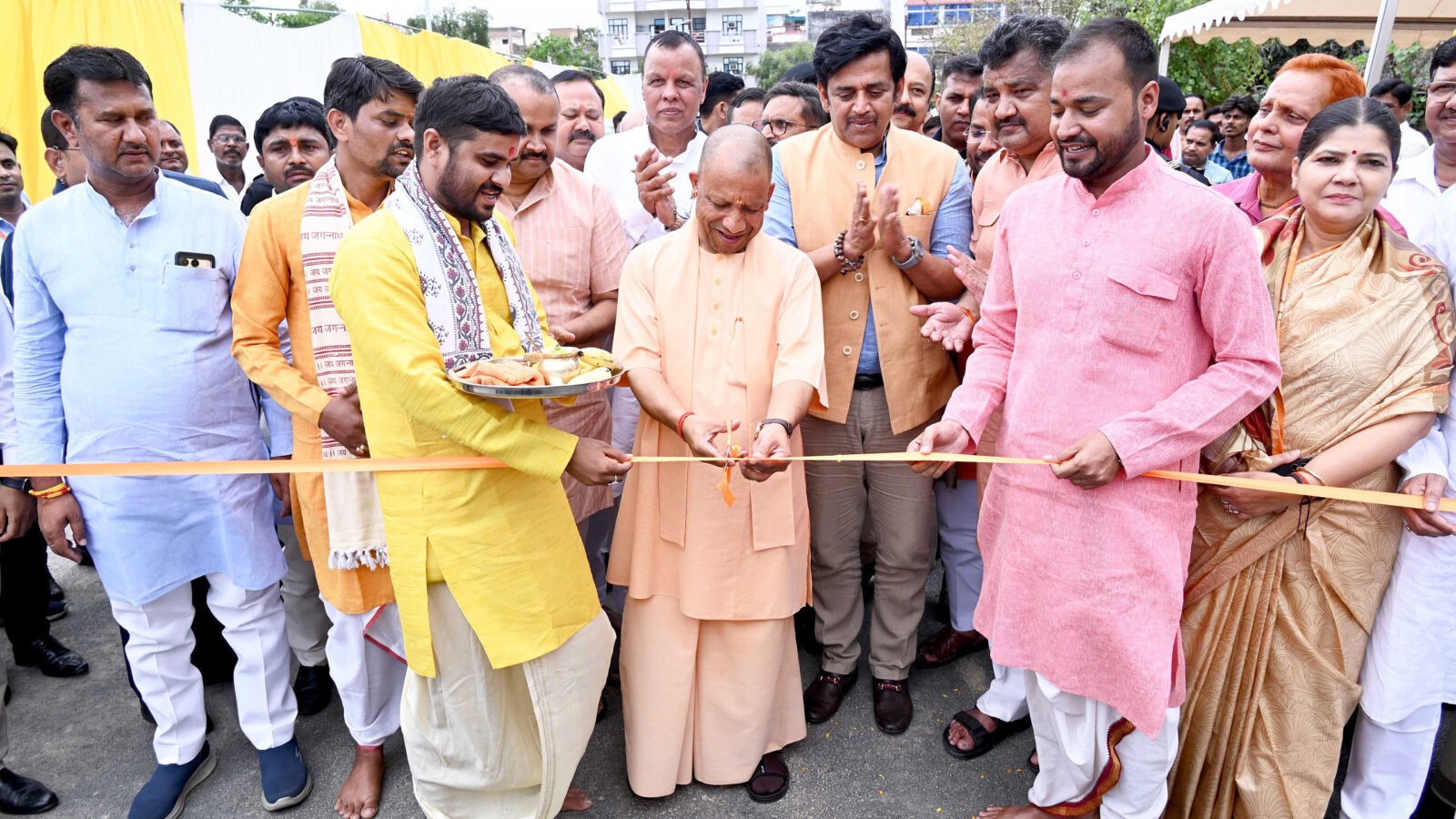 गोरखपुर में मुख्यमंत्री योगी आदित्यनाथ ने 14.33 करोड़ रुपये की लागत से बने टू-लेन ब्रिज का लोकार्पण किया। उन्होंने कहा कि 2017 के बाद शहर में व्यापक विकास हुआ है, जिससे रोजगार और सुविधाएं बढ़ी हैं। तारामंडल क्षेत्र अब समृद्धि का प्रतीक बन रहा है और नई कनेक्टिविटी से लोगों को राहत मिलेगी। सीएम ने नागरिकों से विकास कार्यों के संरक्षण और स्वच्छता बनाए रखने की अपील भी की, साथ ही श्रमिकों का सम्मान करते हुए उनके साथ संवाद किया।