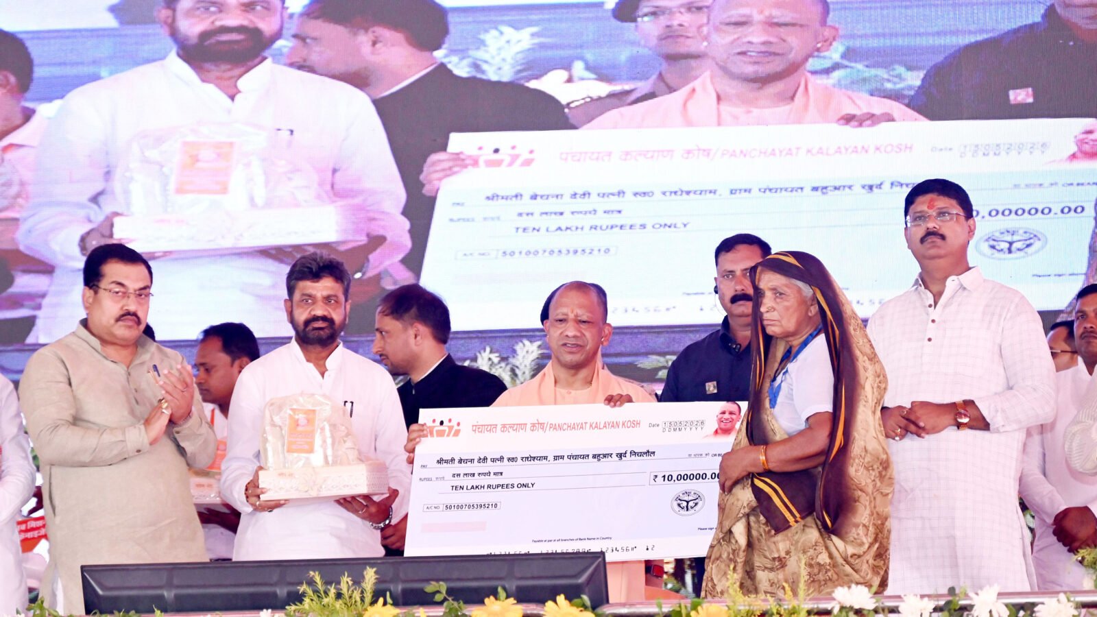 मुख्यमंत्री ने विभिन्न जनकल्याणकारी योजनाओं के अंतर्गत लाभार्थियों को टूलकिट, आवास की चाबी, आयुष्मान कार्ड तथा करोड़ों रुपये की सहायता राशि के चेक वितरित किए। कार्यक्रम में कृषि यंत्रों के लिए अनुदान राशि और ट्रैक्टर की चाबी भी सौंपी गई। साथ ही जल जीवन मिशन, विद्युत उपकेंद्र, विद्यालय विकास एवं पर्यटन परियोजनाओं का लोकार्पण किया गया। नौतनवां, फरेन्दा और लक्ष्मीपुर क्षेत्र में सड़क, सेतु, मॉडल विद्यालय और मंदिर जीर्णोद्धार समेत कई महत्वपूर्ण परियोजनाओं का शिलान्यास भी हुआ।