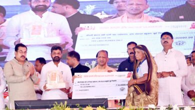 मुख्यमंत्री ने विभिन्न जनकल्याणकारी योजनाओं के अंतर्गत लाभार्थियों को टूलकिट, आवास की चाबी, आयुष्मान कार्ड तथा करोड़ों रुपये की सहायता राशि के चेक वितरित किए। कार्यक्रम में कृषि यंत्रों के लिए अनुदान राशि और ट्रैक्टर की चाबी भी सौंपी गई। साथ ही जल जीवन मिशन, विद्युत उपकेंद्र, विद्यालय विकास एवं पर्यटन परियोजनाओं का लोकार्पण किया गया। नौतनवां, फरेन्दा और लक्ष्मीपुर क्षेत्र में सड़क, सेतु, मॉडल विद्यालय और मंदिर जीर्णोद्धार समेत कई महत्वपूर्ण परियोजनाओं का शिलान्यास भी हुआ।