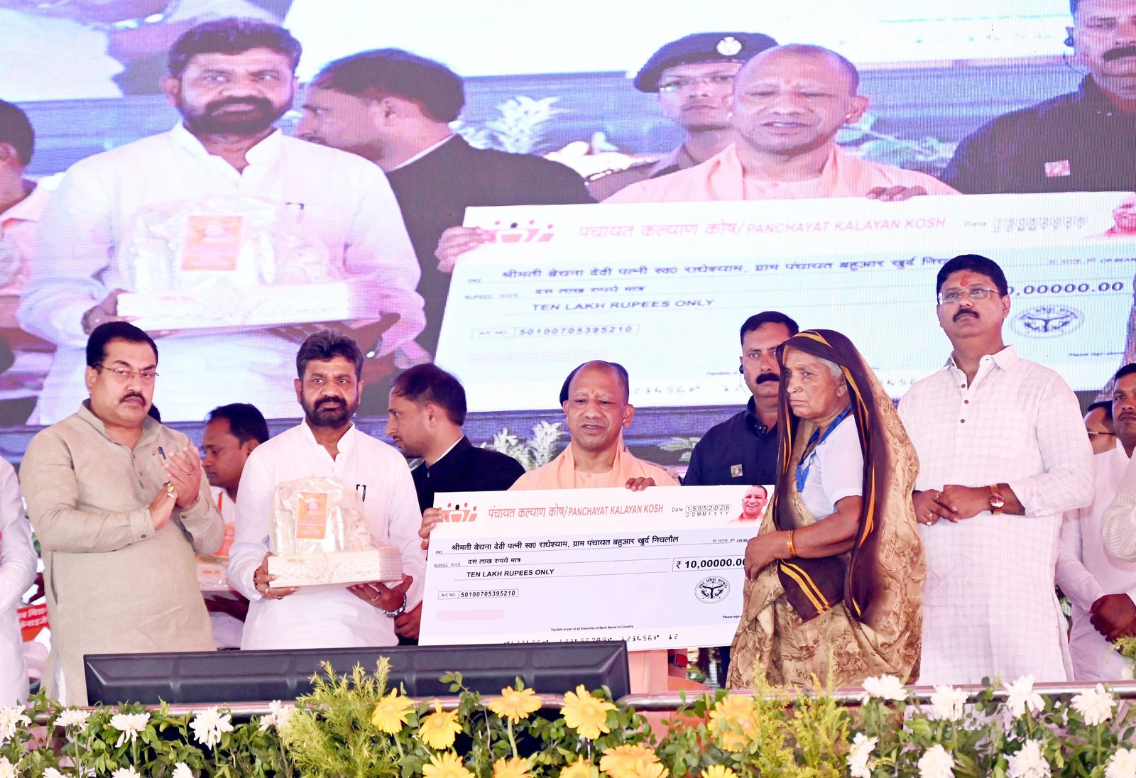 मुख्यमंत्री ने विभिन्न जनकल्याणकारी योजनाओं के अंतर्गत लाभार्थियों को टूलकिट, आवास की चाबी, आयुष्मान कार्ड तथा करोड़ों रुपये की सहायता राशि के चेक वितरित किए। कार्यक्रम में कृषि यंत्रों के लिए अनुदान राशि और ट्रैक्टर की चाबी भी सौंपी गई। साथ ही जल जीवन मिशन, विद्युत उपकेंद्र, विद्यालय विकास एवं पर्यटन परियोजनाओं का लोकार्पण किया गया। नौतनवां, फरेन्दा और लक्ष्मीपुर क्षेत्र में सड़क, सेतु, मॉडल विद्यालय और मंदिर जीर्णोद्धार समेत कई महत्वपूर्ण परियोजनाओं का शिलान्यास भी हुआ।