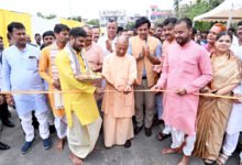 गोरखपुर में मुख्यमंत्री योगी आदित्यनाथ ने 14.33 करोड़ रुपये की लागत से बने टू-लेन ब्रिज का लोकार्पण किया। उन्होंने कहा कि 2017 के बाद शहर में व्यापक विकास हुआ है, जिससे रोजगार और सुविधाएं बढ़ी हैं। तारामंडल क्षेत्र अब समृद्धि का प्रतीक बन रहा है और नई कनेक्टिविटी से लोगों को राहत मिलेगी। सीएम ने नागरिकों से विकास कार्यों के संरक्षण और स्वच्छता बनाए रखने की अपील भी की, साथ ही श्रमिकों का सम्मान करते हुए उनके साथ संवाद किया।