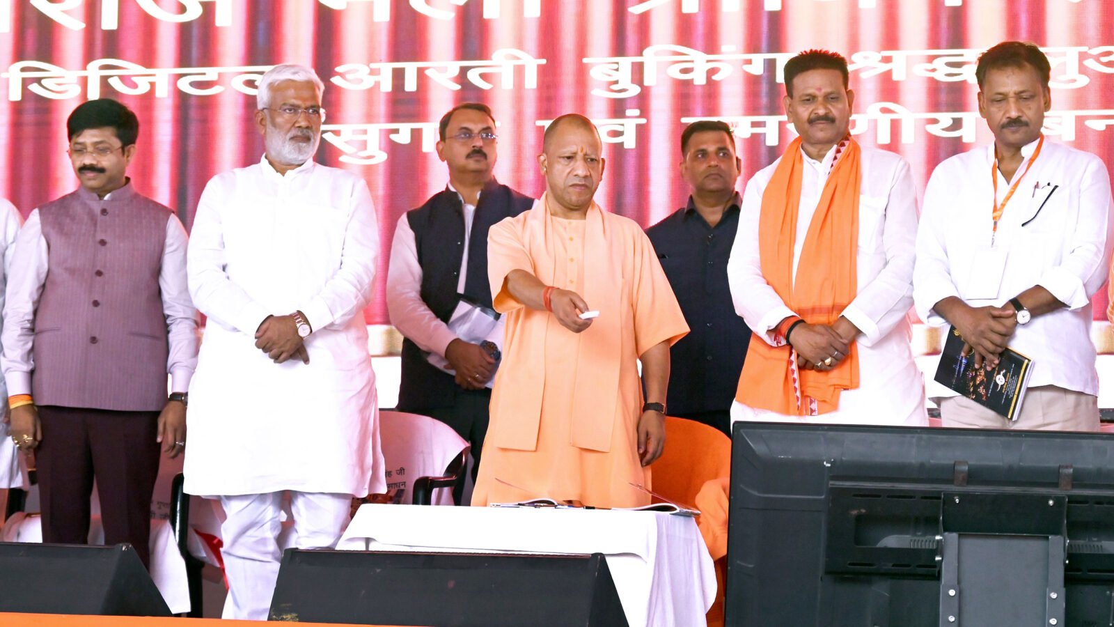 मुख्यमंत्री योगी आदित्यनाथ ने प्रयागराज में नगर निगम के नवनिर्मित सदन हॉल और 400 करोड़ रुपये की विकास परियोजनाओं का लोकार्पण-शिलान्यास किया। उन्होंने कहा कि प्रयागराज अब माफिया और अराजकता से मुक्त होकर सांस्कृतिक विरासत, आध्यात्मिक गौरव और आधुनिक विकास का केंद्र बन चुका है। सीएम ने महाकुंभ-2025 की तैयारियों, स्मार्ट सिटी परियोजनाओं, गंगा एक्सप्रेसवे, फ्लाईओवर, पार्क और धार्मिक स्थलों के विकास को नई पहचान बताते हुए कहा कि विकास यात्रा निरंतर जारी रहेगी।