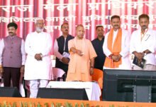 मुख्यमंत्री योगी आदित्यनाथ ने प्रयागराज में नगर निगम के नवनिर्मित सदन हॉल और 400 करोड़ रुपये की विकास परियोजनाओं का लोकार्पण-शिलान्यास किया। उन्होंने कहा कि प्रयागराज अब माफिया और अराजकता से मुक्त होकर सांस्कृतिक विरासत, आध्यात्मिक गौरव और आधुनिक विकास का केंद्र बन चुका है। सीएम ने महाकुंभ-2025 की तैयारियों, स्मार्ट सिटी परियोजनाओं, गंगा एक्सप्रेसवे, फ्लाईओवर, पार्क और धार्मिक स्थलों के विकास को नई पहचान बताते हुए कहा कि विकास यात्रा निरंतर जारी रहेगी।