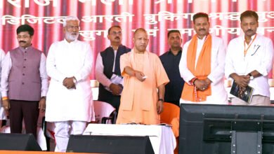 मुख्यमंत्री योगी आदित्यनाथ ने प्रयागराज में नगर निगम के नवनिर्मित सदन हॉल और 400 करोड़ रुपये की विकास परियोजनाओं का लोकार्पण-शिलान्यास किया। उन्होंने कहा कि प्रयागराज अब माफिया और अराजकता से मुक्त होकर सांस्कृतिक विरासत, आध्यात्मिक गौरव और आधुनिक विकास का केंद्र बन चुका है। सीएम ने महाकुंभ-2025 की तैयारियों, स्मार्ट सिटी परियोजनाओं, गंगा एक्सप्रेसवे, फ्लाईओवर, पार्क और धार्मिक स्थलों के विकास को नई पहचान बताते हुए कहा कि विकास यात्रा निरंतर जारी रहेगी।