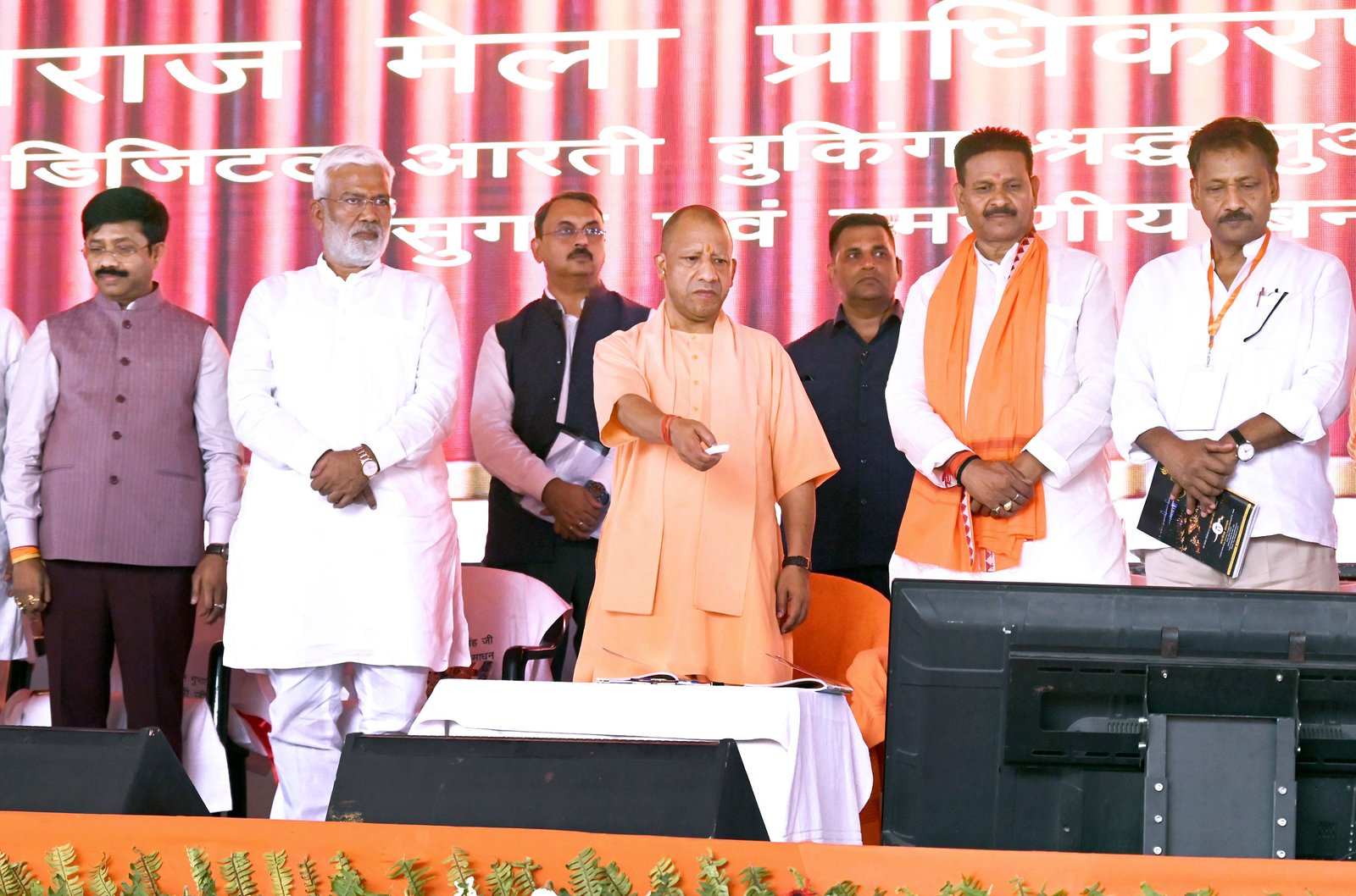 मुख्यमंत्री योगी आदित्यनाथ ने प्रयागराज में नगर निगम के नवनिर्मित सदन हॉल और 400 करोड़ रुपये की विकास परियोजनाओं का लोकार्पण-शिलान्यास किया। उन्होंने कहा कि प्रयागराज अब माफिया और अराजकता से मुक्त होकर सांस्कृतिक विरासत, आध्यात्मिक गौरव और आधुनिक विकास का केंद्र बन चुका है। सीएम ने महाकुंभ-2025 की तैयारियों, स्मार्ट सिटी परियोजनाओं, गंगा एक्सप्रेसवे, फ्लाईओवर, पार्क और धार्मिक स्थलों के विकास को नई पहचान बताते हुए कहा कि विकास यात्रा निरंतर जारी रहेगी।