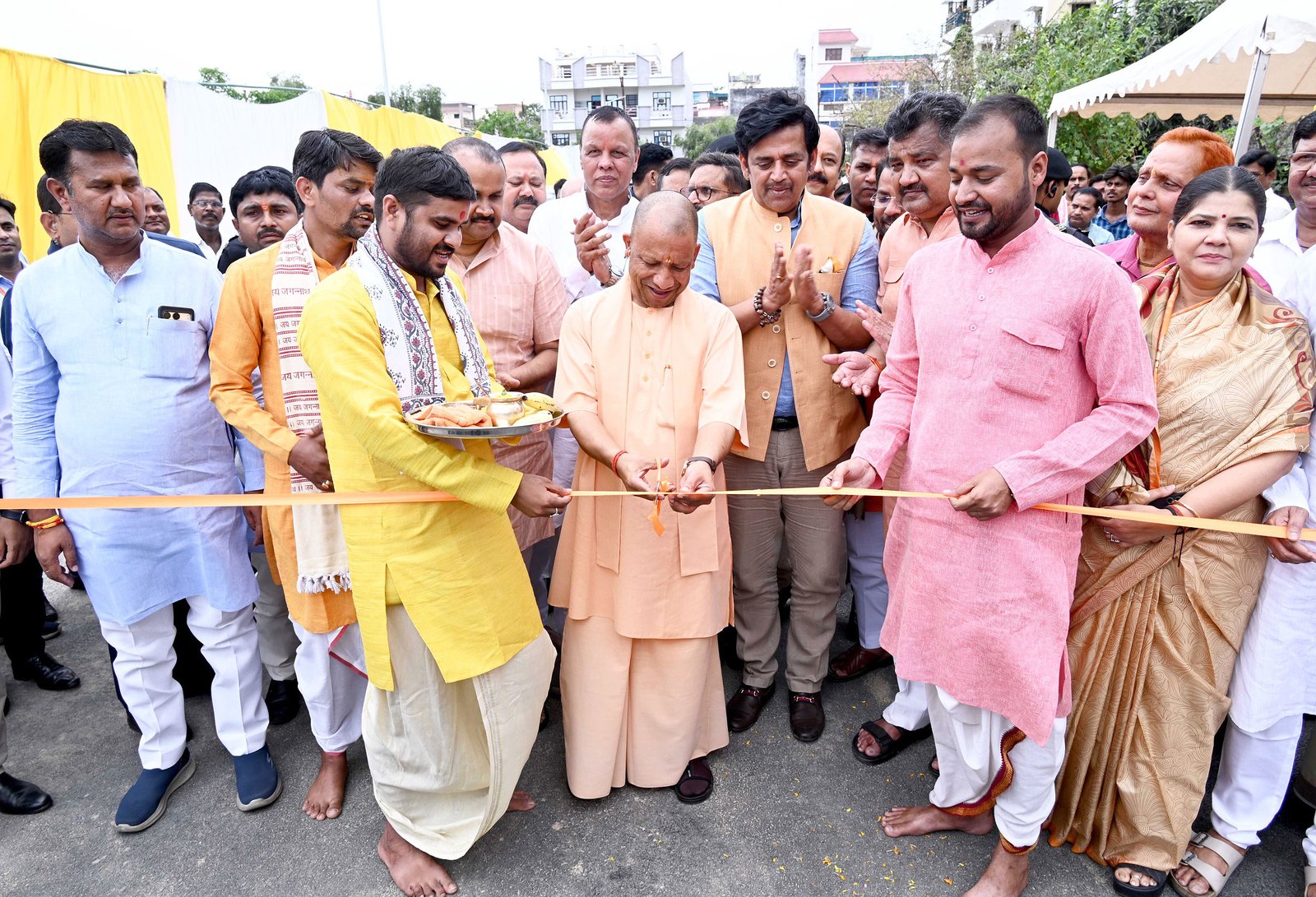 गोरखपुर में मुख्यमंत्री योगी आदित्यनाथ ने 14.33 करोड़ रुपये की लागत से बने टू-लेन ब्रिज का लोकार्पण किया। उन्होंने कहा कि 2017 के बाद शहर में व्यापक विकास हुआ है, जिससे रोजगार और सुविधाएं बढ़ी हैं। तारामंडल क्षेत्र अब समृद्धि का प्रतीक बन रहा है और नई कनेक्टिविटी से लोगों को राहत मिलेगी। सीएम ने नागरिकों से विकास कार्यों के संरक्षण और स्वच्छता बनाए रखने की अपील भी की, साथ ही श्रमिकों का सम्मान करते हुए उनके साथ संवाद किया।