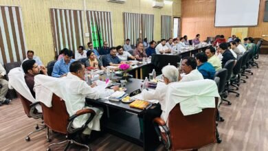वाराणसी नगर निगम ने वित्तीय वर्ष में गृहकर, जलकर व सीवर कर पर 15 जुलाई तक 10% और ऑनलाइन भुगतान पर 12% छूट की घोषणा की है। दृष्टिहीन व 80% से अधिक दिव्यांग भवन स्वामियों का टैक्स पूर्णतः माफ किया जाएगा। साथ ही वरुणा रिवर फ्रंट, पंचक्रोशी यात्रा मार्ग सुधार, मुफ्त यूरिनल और व्यवस्थित फल बाजार जैसे कई विकास प्रस्तावों को मंजूरी मिली है, जिससे शहर की सुविधाएं और आधारभूत ढांचा मजबूत होगा।