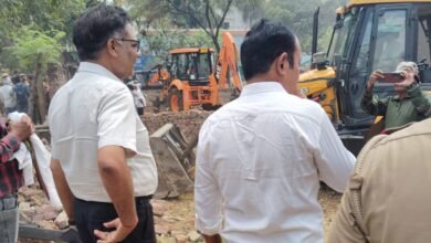 Varanasi Nagar Nigam ने कंदवा क्षेत्र में बड़ी कार्रवाई करते हुए करीब 15 करोड़ रुपये मूल्य की सरकारी जमीन को अवैध कब्जे से मुक्त कराया। आराजी नंबर 918 घ पर कुछ लोगों ने टीनशेड और कच्ची दीवार बनाकर कब्जा कर रखा था। चकबंदी न्यायालय द्वारा भूमि को शासकीय संपत्ति घोषित किए जाने के बाद नगर निगम की टीम ने अतिक्रमण हटाकर जमीन अपने कब्जे में ले ली। नगर आयुक्त ने अवैध कब्जों पर लगातार कार्रवाई की चेतावनी दी।