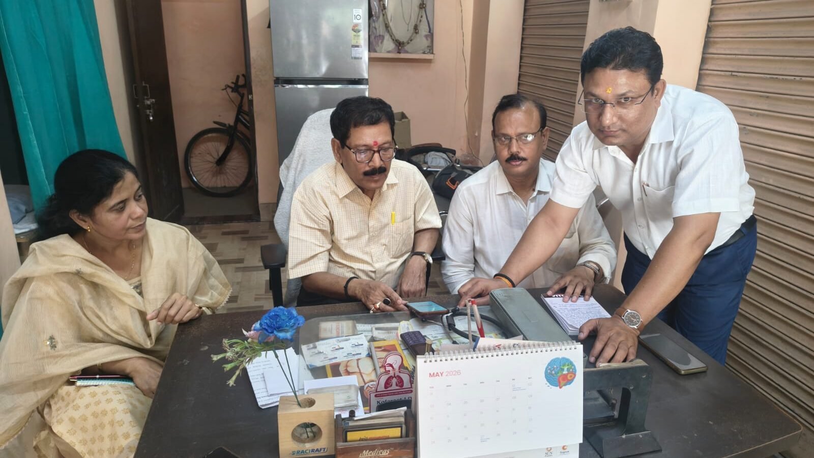 वाराणसी में देश की पहली डिजिटल जनगणना-2026 का शुभारंभ हो गया। महापौर अशोक कुमार तिवारी ने सिगरा स्थित आवास पर ऑनलाइन पोर्टल के जरिए स्वयं और परिवार का विवरण दर्ज कर स्व-गणना प्रक्रिया की शुरुआत की। कैंट विधायक सौरभ श्रीवास्तव ने भी भागीदारी निभाई। नागरिक 21 मई तक पोर्टल पर स्वयं जानकारी भर सकेंगे। प्रशासन ने स्पष्ट किया कि सभी सूचनाएं पूरी तरह सुरक्षित और गोपनीय रहेंगी। यह अभियान स्मार्ट काशी और विकास योजनाओं के लिए महत्वपूर्ण माना जा रहा है।