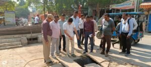वाराणसी में जलजमाव रोकने के लिए नगर निगम ने अभियान तेज कर दिया है। नगर आयुक्त हिमांशु नागपाल ने पांडेपुर से पंचकोशी सारंग तालाब तक नाला सफाई कार्य का निरीक्षण किया। सड़क पर सिल्ट मिलने पर नाराजगी जताते हुए 24 घंटे में कचरा हटाने के निर्देश दिए। मानसून से पहले सभी मुख्य नालों की सफाई प्राथमिकता बताई गई।