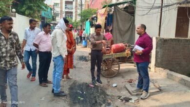 वाराणसी के महमूरगंज क्षेत्र में नाला सफाई के दौरान बड़ी लापरवाही उजागर हुई है। नगर आयुक्त हिमांशु नागपाल ने औचक निरीक्षण में सड़क पर छोड़ी गई सिल्ट और अव्यवस्थित सफाई व्यवस्था देखकर कड़ा रुख अपनाया। उन्होंने कार्यदायी संस्था मेसर्स समर्थ इंटरप्राइजेज पर 25 हजार रुपये का जुर्माना लगाया और क्षेत्रीय जेई पंकज पटेल को प्रतिकूल प्रविष्टि दी। साथ ही नालों पर अतिक्रमण करने वालों को भी चेतावनी जारी कर कार्रवाई के निर्देश दिए।