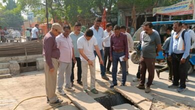 वाराणसी में जलजमाव रोकने के लिए नगर निगम ने अभियान तेज कर दिया है। नगर आयुक्त हिमांशु नागपाल ने पांडेपुर से पंचकोशी सारंग तालाब तक नाला सफाई कार्य का निरीक्षण किया। सड़क पर सिल्ट मिलने पर नाराजगी जताते हुए 24 घंटे में कचरा हटाने के निर्देश दिए। मानसून से पहले सभी मुख्य नालों की सफाई प्राथमिकता बताई गई।