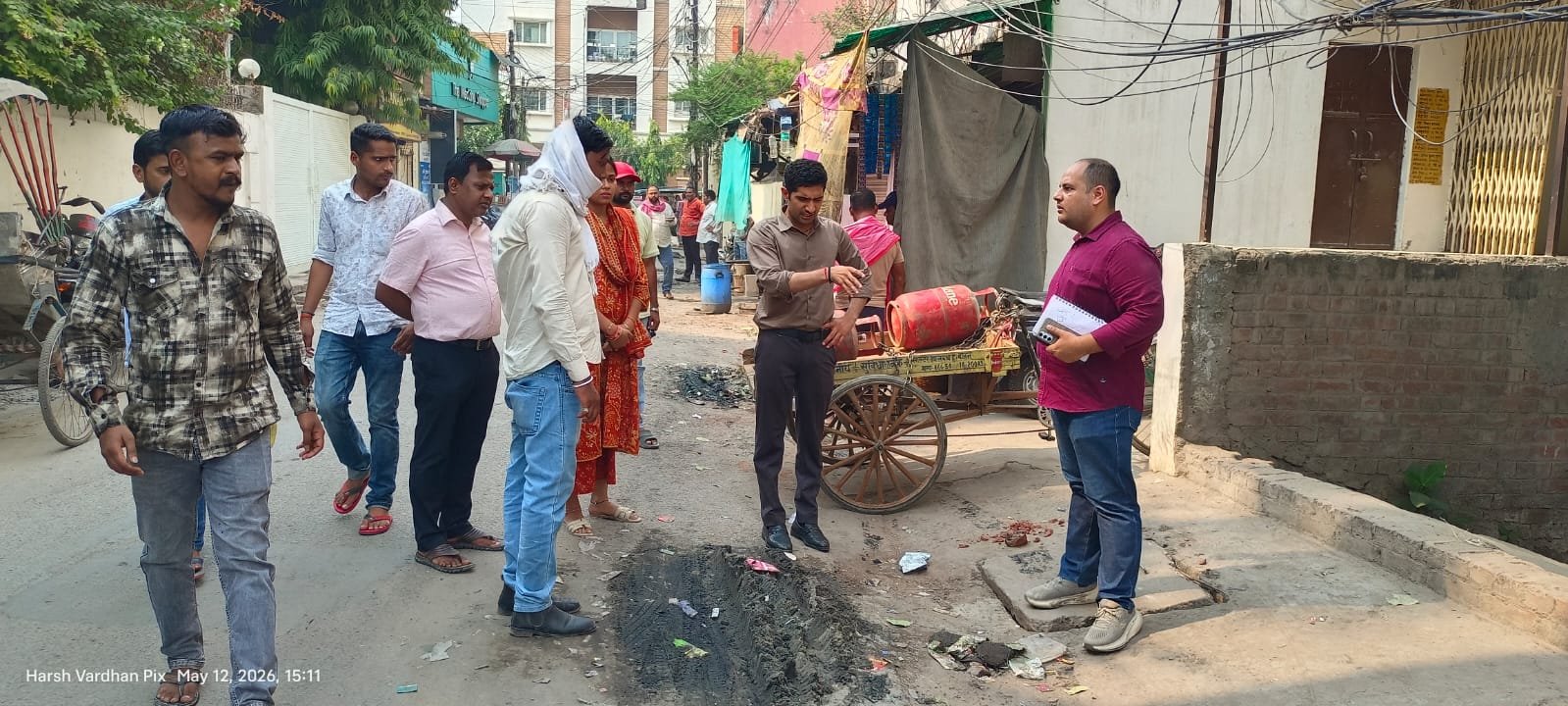 वाराणसी के महमूरगंज क्षेत्र में नाला सफाई के दौरान बड़ी लापरवाही उजागर हुई है। नगर आयुक्त हिमांशु नागपाल ने औचक निरीक्षण में सड़क पर छोड़ी गई सिल्ट और अव्यवस्थित सफाई व्यवस्था देखकर कड़ा रुख अपनाया। उन्होंने कार्यदायी संस्था मेसर्स समर्थ इंटरप्राइजेज पर 25 हजार रुपये का जुर्माना लगाया और क्षेत्रीय जेई पंकज पटेल को प्रतिकूल प्रविष्टि दी। साथ ही नालों पर अतिक्रमण करने वालों को भी चेतावनी जारी कर कार्रवाई के निर्देश दिए।