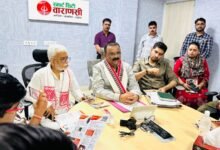 वाराणसी को अगले दो माह में देश का पहला ‘गार्बेज फ्री सिटी’ बनाने की दिशा में नगर निगम तेजी से काम कर रहा है। 27 में से 23 कूड़ाघर बंद किए जा चुके हैं, जबकि करसड़ा डंपिंग ग्राउंड का वैज्ञानिक निस्तारण शुरू हो गया है। महापौर अशोक कुमार तिवारी ने तीन वर्षों की उपलब्धियां गिनाते हुए बताया कि शहर स्वच्छता रैंकिंग में 41वें से 17वें स्थान पर पहुंचा है। आने वाले वर्षों में शिवा थीम पार्क, स्मार्ट पार्किंग और मियावाकी वन जैसी योजनाएं विकसित की जाएंगी।