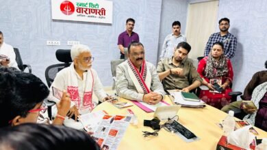 वाराणसी को अगले दो माह में देश का पहला ‘गार्बेज फ्री सिटी’ बनाने की दिशा में नगर निगम तेजी से काम कर रहा है। 27 में से 23 कूड़ाघर बंद किए जा चुके हैं, जबकि करसड़ा डंपिंग ग्राउंड का वैज्ञानिक निस्तारण शुरू हो गया है। महापौर अशोक कुमार तिवारी ने तीन वर्षों की उपलब्धियां गिनाते हुए बताया कि शहर स्वच्छता रैंकिंग में 41वें से 17वें स्थान पर पहुंचा है। आने वाले वर्षों में शिवा थीम पार्क, स्मार्ट पार्किंग और मियावाकी वन जैसी योजनाएं विकसित की जाएंगी।