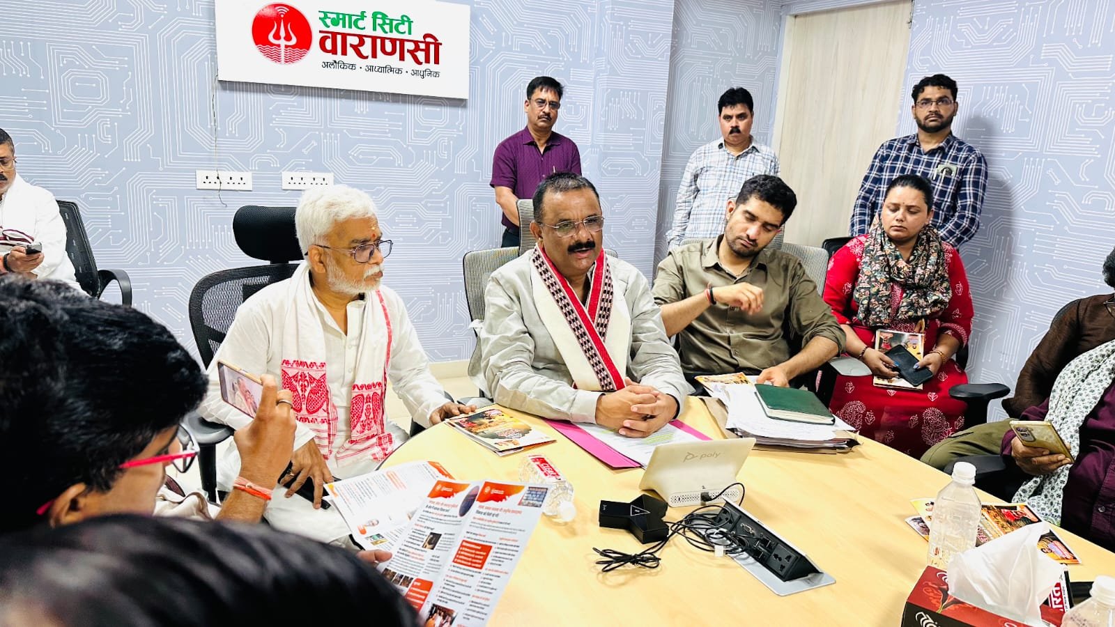 वाराणसी को अगले दो माह में देश का पहला ‘गार्बेज फ्री सिटी’ बनाने की दिशा में नगर निगम तेजी से काम कर रहा है। 27 में से 23 कूड़ाघर बंद किए जा चुके हैं, जबकि करसड़ा डंपिंग ग्राउंड का वैज्ञानिक निस्तारण शुरू हो गया है। महापौर अशोक कुमार तिवारी ने तीन वर्षों की उपलब्धियां गिनाते हुए बताया कि शहर स्वच्छता रैंकिंग में 41वें से 17वें स्थान पर पहुंचा है। आने वाले वर्षों में शिवा थीम पार्क, स्मार्ट पार्किंग और मियावाकी वन जैसी योजनाएं विकसित की जाएंगी।