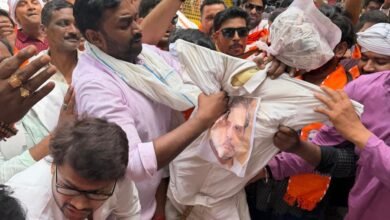 वाराणसी में प्रधानमंत्री नरेन्द्र मोदी के खिलाफ कथित अमर्यादित टिप्पणी को लेकर भाजपा और भाजयुमो कार्यकर्ताओं ने जिला मुख्यालय पर जोरदार प्रदर्शन किया। कार्यकर्ताओं ने कांग्रेस नेताओं अजय राय और राहुल गांधी का पुतला दहन कर नारेबाजी की तथा कांग्रेस नेतृत्व से सार्वजनिक माफी की मांग उठाई। कार्यक्रम में बड़ी संख्या में भाजपा पदाधिकारी और कार्यकर्ता मौजूद रहे।