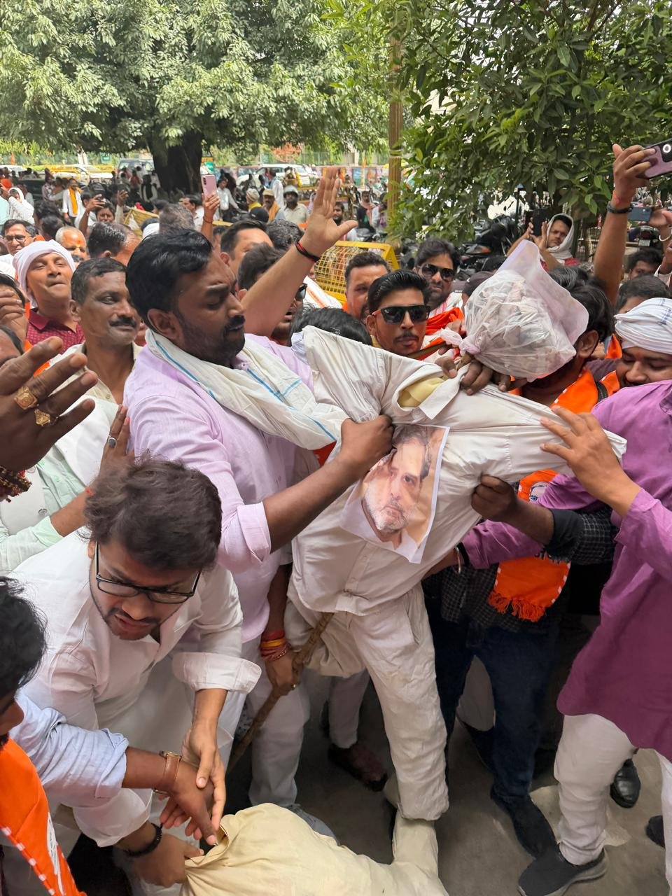 वाराणसी में प्रधानमंत्री नरेन्द्र मोदी के खिलाफ कथित अमर्यादित टिप्पणी को लेकर भाजपा और भाजयुमो कार्यकर्ताओं ने जिला मुख्यालय पर जोरदार प्रदर्शन किया। कार्यकर्ताओं ने कांग्रेस नेताओं अजय राय और राहुल गांधी का पुतला दहन कर नारेबाजी की तथा कांग्रेस नेतृत्व से सार्वजनिक माफी की मांग उठाई। कार्यक्रम में बड़ी संख्या में भाजपा पदाधिकारी और कार्यकर्ता मौजूद रहे।